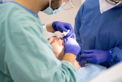 Réussir son traitement d’orthodontie en tant qu’adulte : préparer son budget et optimiser les remboursements