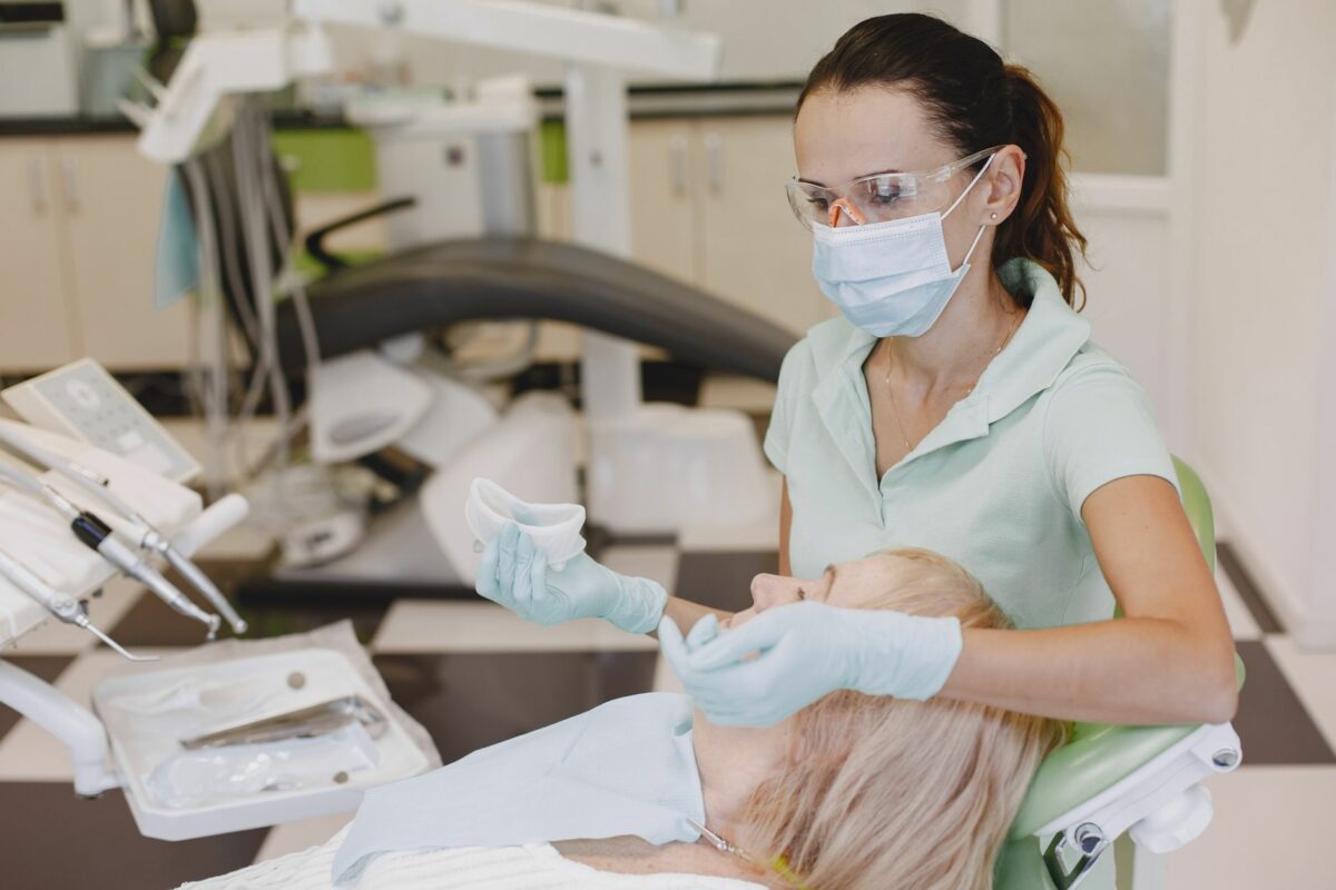 Soins dentaires moins remboursés en 2027 : ce que change le décret du 21 août 2026